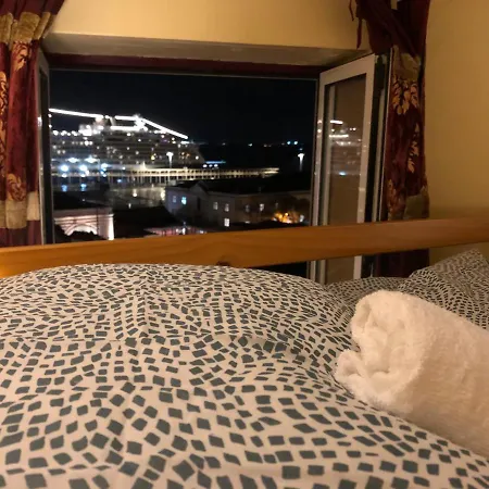 Pequeno بيت شباب